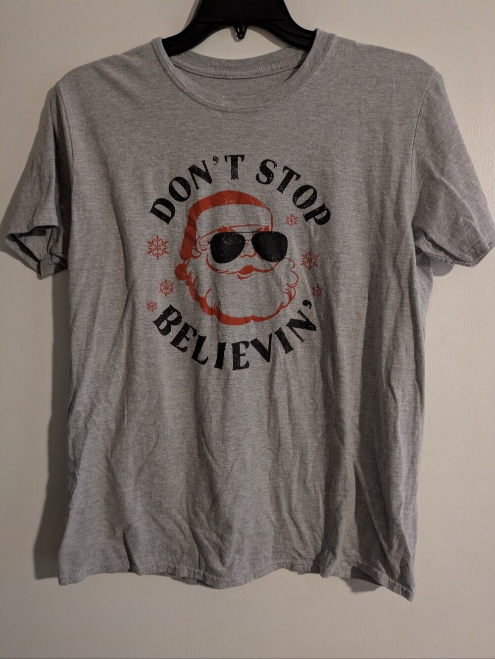 Don’t Stop Believin’ Santa Christmas T-Shirt Women’s Large Gray